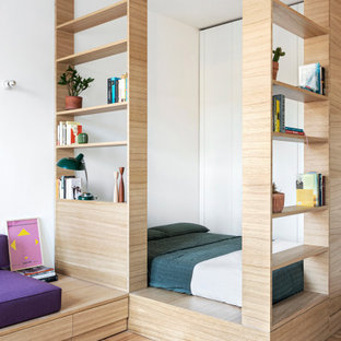 Foto di una camera da letto design con pareti bianche, parquet chiaro e pavimento beige