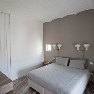 Modelo de dormitorio principal, vintage, de tamaño medio, con paredes multicolor y suelo de mármol