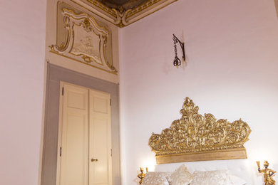 Idee per una grande camera matrimoniale classica con pareti bianche e parquet chiaro