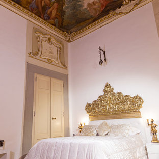Großes Klassisches Hauptschlafzimmer mit weißer Wandfarbe und hellem Holzboden in Florenz