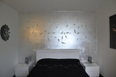 parete in foglia argento con piume dipinte