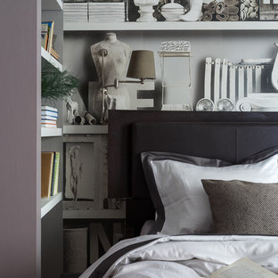 Immagine di una camera matrimoniale design di medie dimensioni con pareti rosa, parquet chiaro, stufa a legna, cornice del camino in legno e pavimento beige