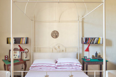 Immagine di un'ampia camera matrimoniale mediterranea con pareti beige e pavimento beige