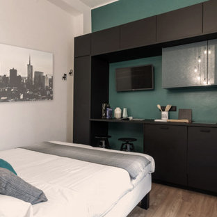 Ejemplo de dormitorio tipo loft, actual, pequeño, con paredes verdes, suelo vinílico y suelo marrón
