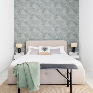 Ejemplo de dormitorio principal, tropical, pequeño, con paredes verdes, suelo laminado y suelo blanco