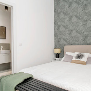 Ejemplo de dormitorio principal, exótico, pequeño, con paredes verdes, suelo laminado y suelo blanco
