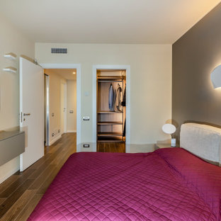 Ejemplo de dormitorio principal, contemporáneo, con paredes multicolor, suelo de baldosas de porcelana y suelo marrón