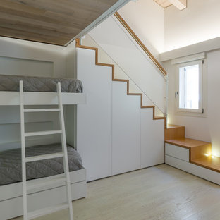 Ispirazione per una camera degli ospiti minimalista di medie dimensioni con pareti bianche, parquet chiaro e pavimento giallo