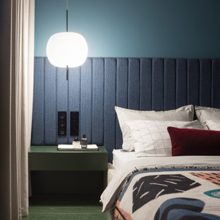 Diseño de dormitorio principal, actual, de tamaño medio, sin chimenea, con paredes azules, suelo de madera pintada y suelo verde