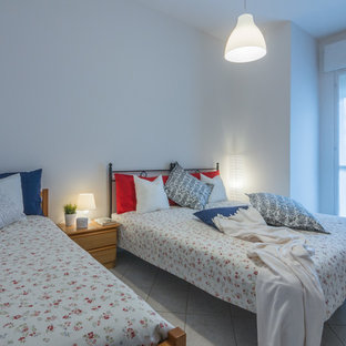 Foto de dormitorio principal, mediterráneo, pequeño, sin chimenea, con paredes blancas y suelo de baldosas de cerámica