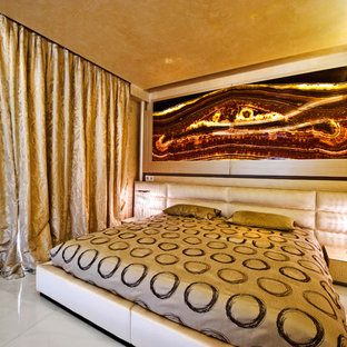 Diseño de dormitorio principal con paredes multicolor, suelo de mármol y suelo blanco
