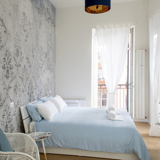 Immagine di una camera degli ospiti stile marinaro con pareti beige, parquet chiaro e pavimento beige