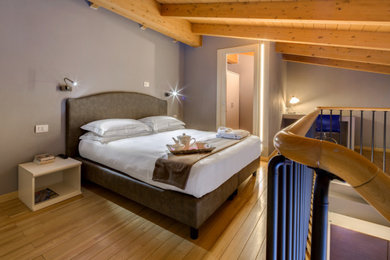 Idee per una camera da letto stile loft di medie dimensioni con pareti beige