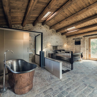 Ispirazione per una grande camera matrimoniale mediterranea con pareti grigie, pavimento grigio e soffitto in legno