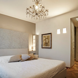 Foto di una camera matrimoniale chic di medie dimensioni con pareti beige, pavimento in legno massello medio e pavimento marrone
