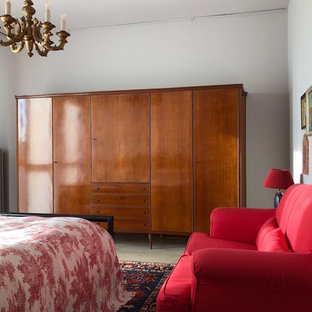 Modelo de dormitorio principal, bohemio, de tamaño medio, con paredes grises, suelo de mármol y suelo beige