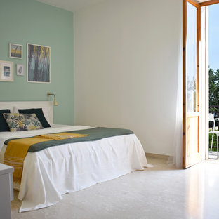 Immagine di una camera da letto stile marinaro con pareti blu e pavimento beige