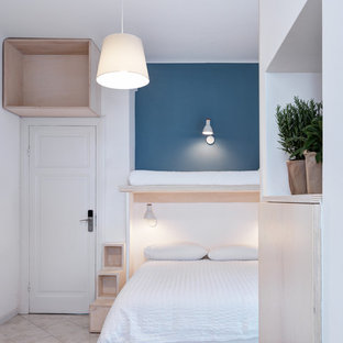Immagine di una camera matrimoniale minimal di medie dimensioni con pareti blu e pavimento beige
