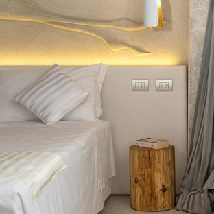 Modelo de dormitorio principal, moderno, de tamaño medio, con paredes blancas, suelo de corcho y suelo blanco