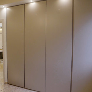 Foto de dormitorio principal, actual, pequeño, con paredes beige, suelo de baldosas de cerámica y suelo rosa