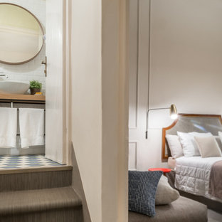 Foto de dormitorio principal, contemporáneo, de tamaño medio, con paredes blancas, tatami y suelo marrón