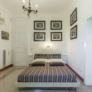 Foto di una camera da letto mediterranea con pareti bianche, nessun camino e pavimento multicolore