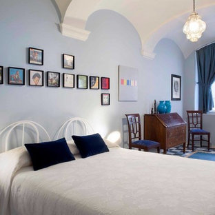 Foto di una camera matrimoniale bohémian con pareti blu, moquette e pavimento blu
