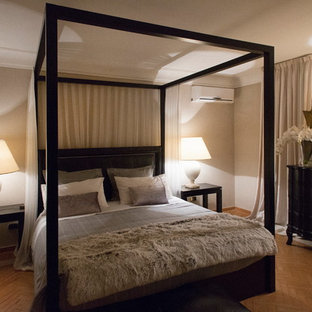 Imagen de habitación de invitados contemporánea, de tamaño medio, con paredes grises, suelo de ladrillo y suelo rosa
