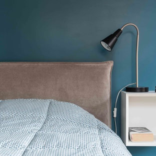 Foto de dormitorio principal, contemporáneo, extra grande, con paredes multicolor, suelo de baldosas de porcelana y suelo negro