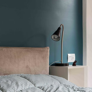 Ejemplo de dormitorio principal, actual, extra grande, con paredes multicolor, suelo de baldosas de porcelana y suelo negro