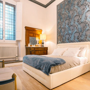 Foto di una camera da letto boho chic con pareti bianche, parquet chiaro e pavimento beige
