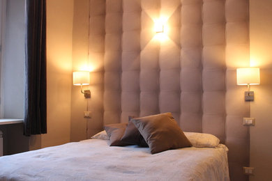 Imagen de dormitorio principal ecléctico con paredes azules y suelo laminado