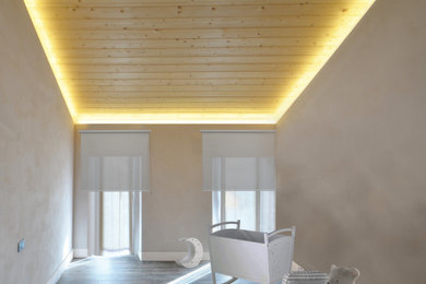 Esempio di una grande camera matrimoniale country con pareti beige, pavimento in gres porcellanato e pavimento marrone
