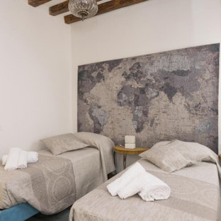 Modelo de habitación de invitados clásica, de tamaño medio, con paredes blancas, suelo de baldosas de porcelana y suelo turquesa