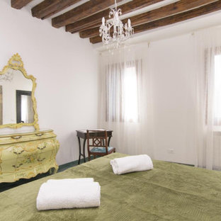 Foto de dormitorio principal, clásico, de tamaño medio, con paredes blancas, suelo de baldosas de porcelana y suelo turquesa
