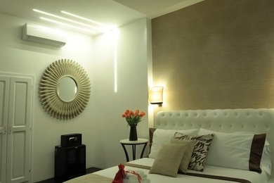 Foto di una camera degli ospiti minimalista di medie dimensioni con pareti beige e parquet scuro