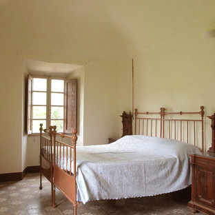 Imagen de dormitorio principal, clásico, extra grande, con paredes blancas y suelo multicolor