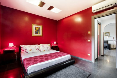 Idee per una camera da letto minimal con pareti rosse