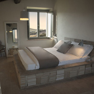 Imagen de habitación de invitados nórdica, de tamaño medio, con paredes beige y suelo de baldosas de terracota