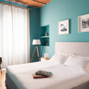 Esempio di una camera matrimoniale minimal di medie dimensioni con pareti blu, parquet scuro e pavimento marrone
