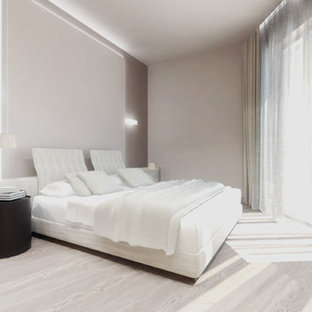 Diseño de dormitorio principal, contemporáneo, de tamaño medio, con paredes beige, suelo de madera clara y suelo multicolor