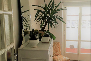 Ispirazione per una camera da letto mediterranea