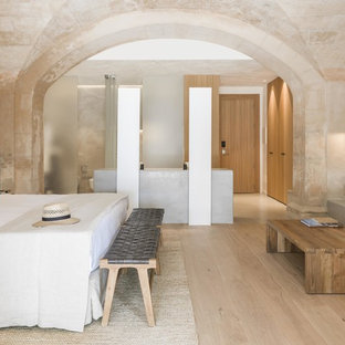 Idee per una camera da letto mediterranea con pareti beige, parquet chiaro e pavimento beige