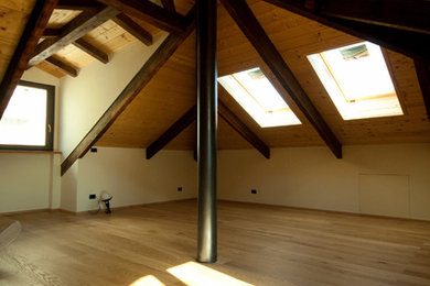 Ispirazione per una camera matrimoniale minimal di medie dimensioni con pareti beige e pavimento in legno verniciato