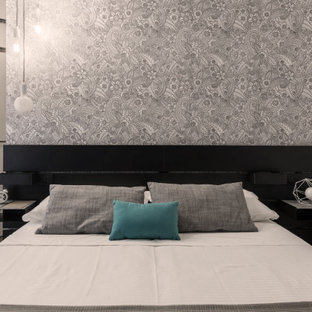 Ejemplo de dormitorio tipo loft, contemporáneo, pequeño, con paredes blancas, suelo vinílico y suelo marrón
