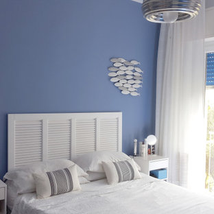 Foto de dormitorio principal, marinero, pequeño, con paredes azules y suelo azul