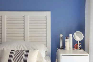 Idée de décoration pour une petite chambre parentale marine avec un mur bleu et un sol bleu.