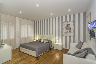 Esempio di una camera da letto stile loft minimalista con parquet chiaro