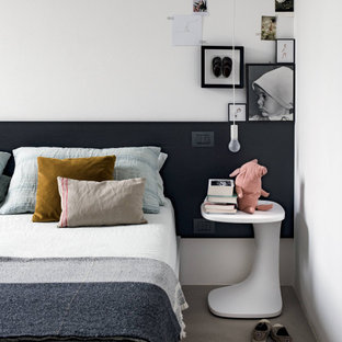 Foto di una camera da letto design di medie dimensioni con pareti bianche, moquette e pavimento grigio