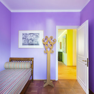 Modelo de habitación de invitados bohemia, pequeña, con paredes púrpuras y suelo de madera pintada